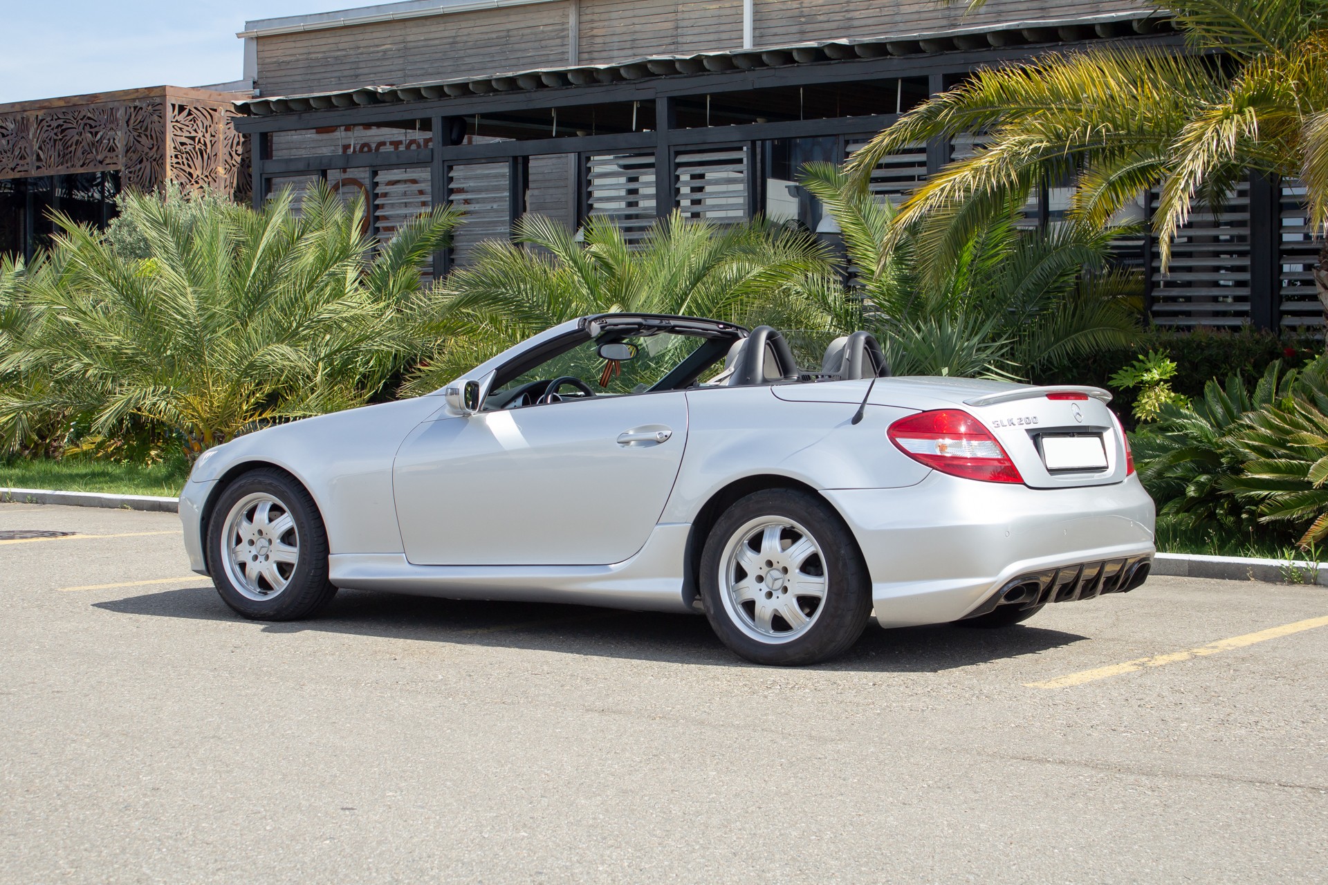 Автопрокат адлер. Мерседес SLK 200 2015 АКБ. Машины напрокат Сочи Адлер. Автопрокат г.Сочи. Машина Адлер трехдверная.