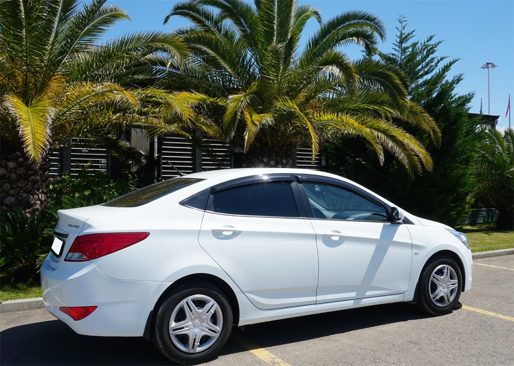 Белый солярис. Hyundai Solaris 2700000. Хендай Солярис 2750000. Американский Солярис 2017. Hyundai Solaris 2010-2017 машина прокат Америка.